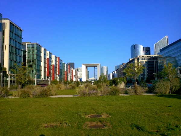 Vue aérienne ou skyline de Nanterre en Île-de-France montrant des immeubles de bureaux modernes et l'environnement urbain de la région, sans texte ni logo visible. La photo doit être claire, professionnelle et représentative du tissu économique d'une zone d'affaires francilienne.