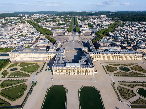 Vue aérienne ou perspective urbaine montrant le quartier d'affaires ou le centre-ville de Versailles avec immeubles de bureaux modernes, environnement professionnel représentatif d'une zone économique francilienne. Photo claire, professionnelle, sans texte ni logo visible.