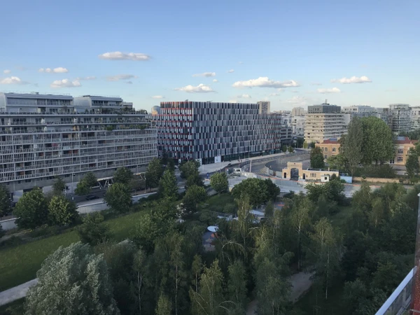 Vue aérienne ou perspective urbaine montrant le quartier des Hauts-de-Seine ou le centre-ville de Boulogne-Billancourt avec ses immeubles de bureaux et bâtiments modernes, mettant en évidence l'environnement professionnel et économique de cette zone francilienne. Photo claire, professionnelle, sans texte ni logo visible, prise en conditions lumineuses naturelles.