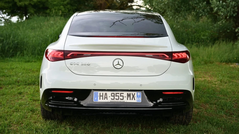 Parking extérieur d'un concessionnaire Mercedes-Benz