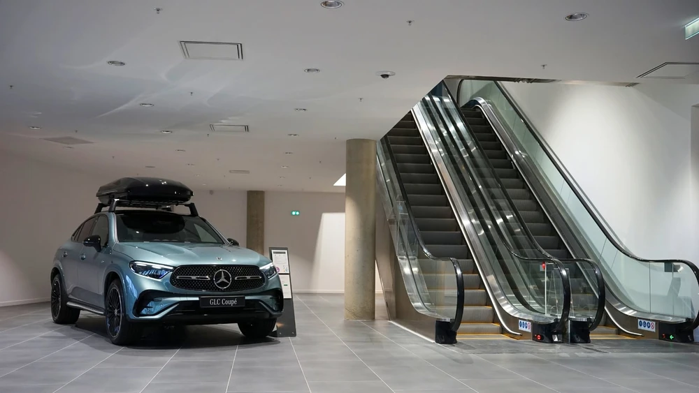 Parking extérieur d'un concessionnaire Mercedes-Benz