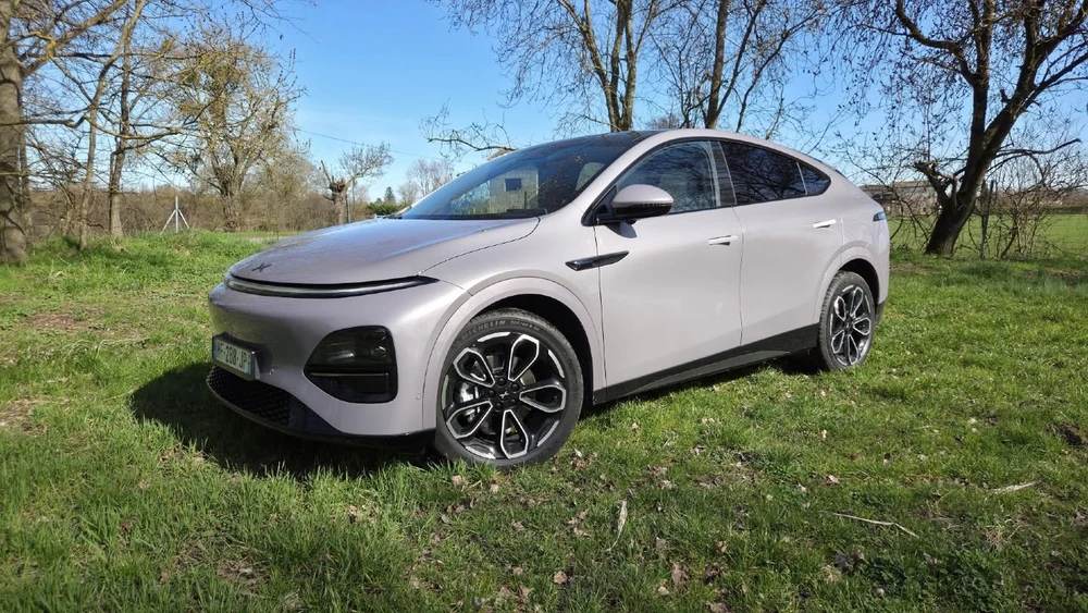 Borne de recharge IONITY en fonctionnement, écran affichant 84% de charge, 165 kW de puissance, 69 kWh consommés, 12 minutes restantes