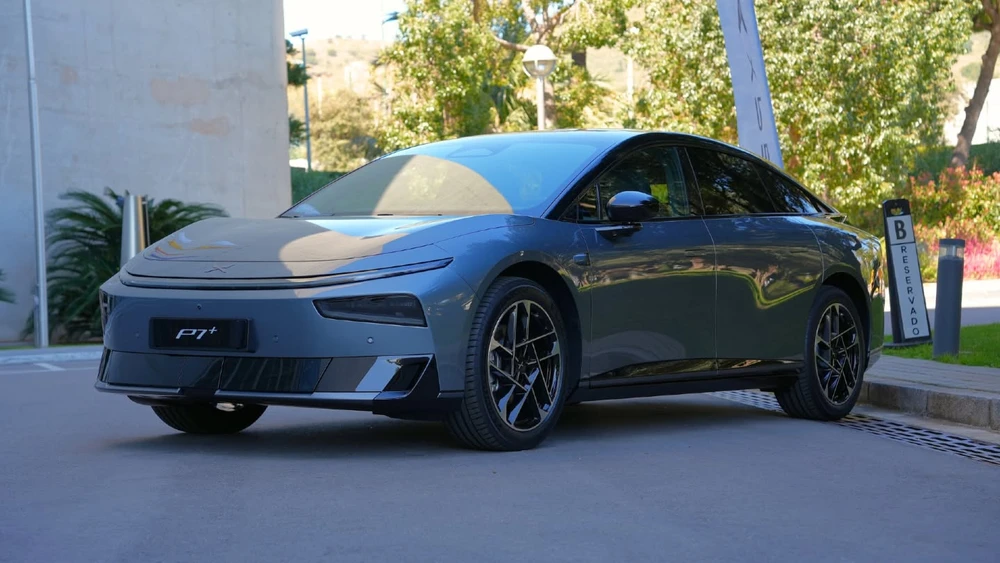 Borne de recharge IONITY en fonctionnement, écran affichant 84% de charge, 165 kW de puissance, 69 kWh consommés, 12 minutes restantes