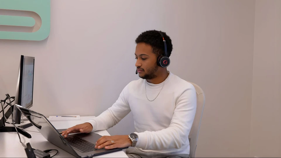 gros plan, main d'homme d'affaires examinant le document sur le bureau avant de signer un document important pour compléter le contrat d'affaires